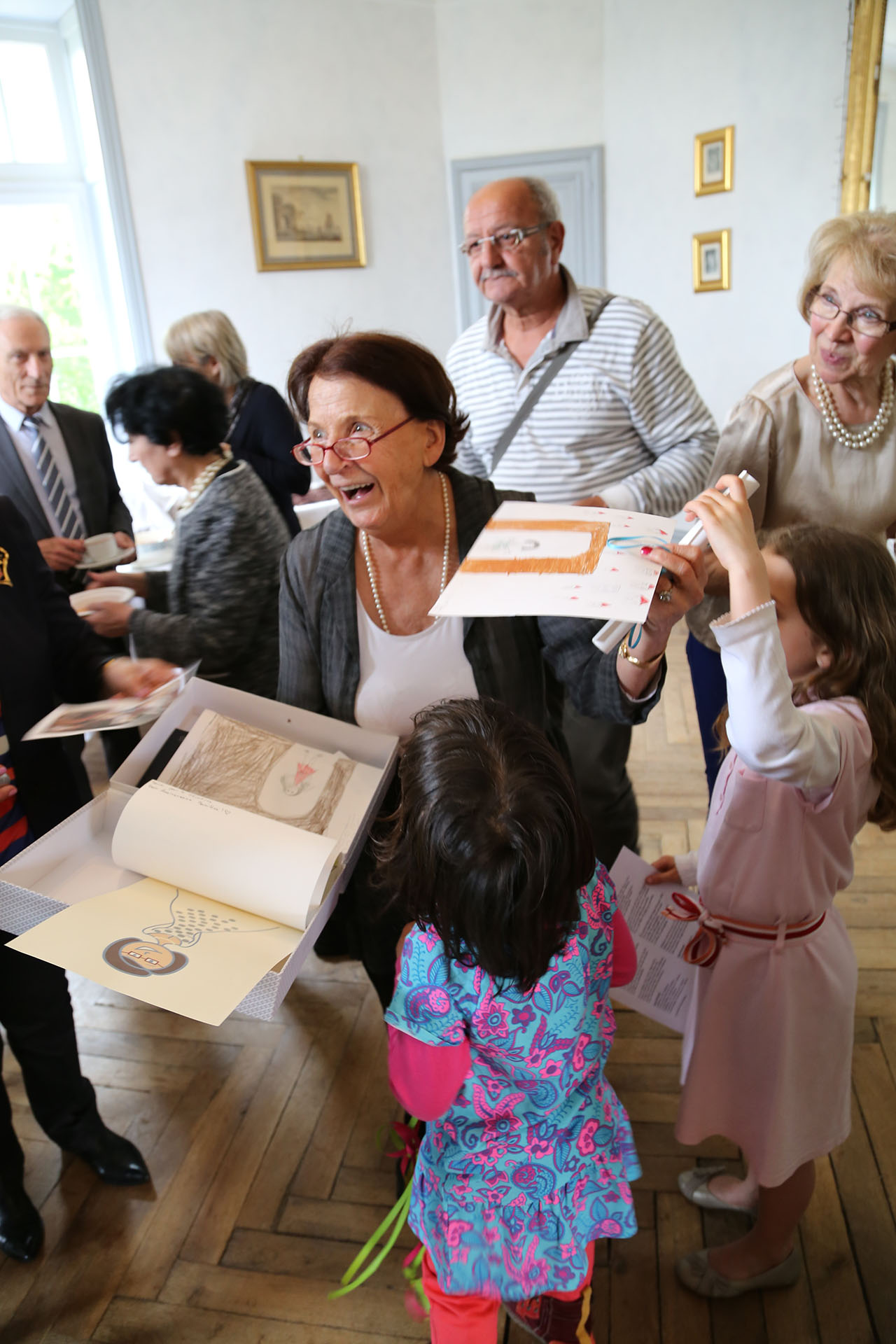 2014 Hélène ouvre ses cadeaux